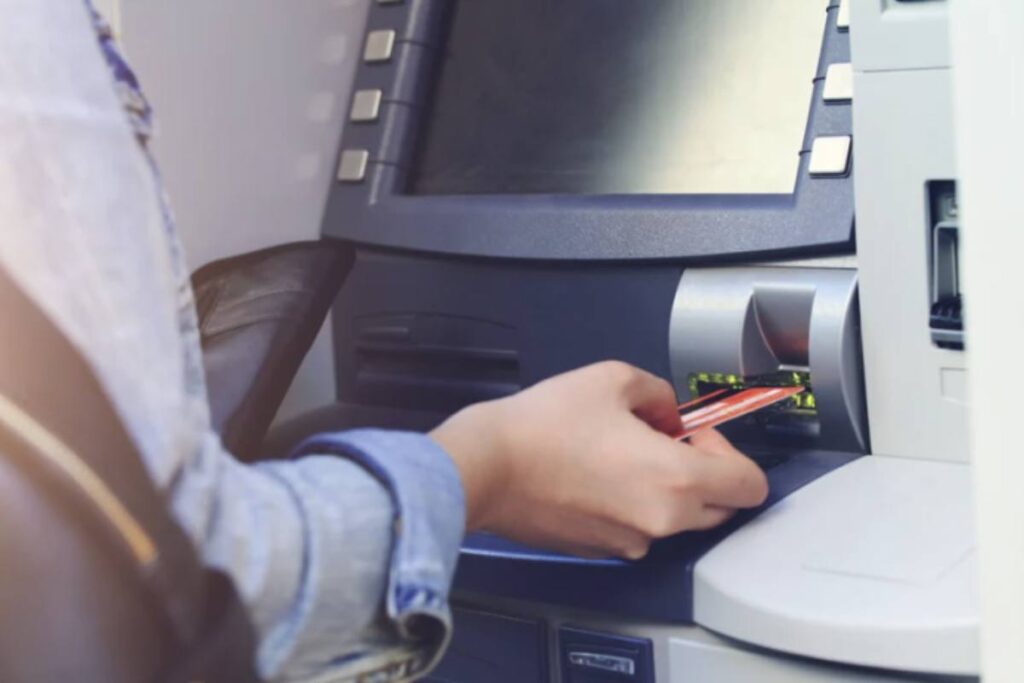 A partire dal 2025, per effettuare un prelievo di contante, non sarà più sufficiente presentare solo la carta di debito o credito.