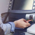 A partire dal 2025, per effettuare un prelievo di contante, non sarà più sufficiente presentare solo la carta di debito o credito.