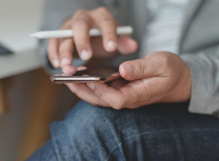Uomo smartphone