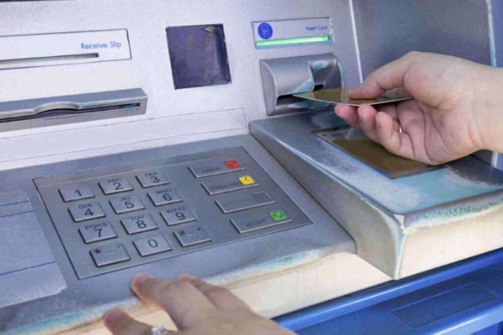 Nonostante l’inarrestabile crescita dei pagamenti elettronici in Italia, gli sportelli ATM rimangono un punto di riferimento cruciale per i cittadini
