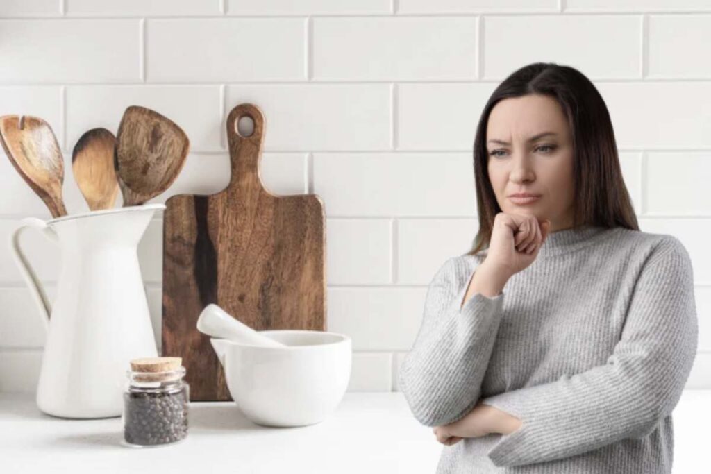 Sebbene spesso si pensi che la semplice pulizia con acqua calda sia sufficiente, recenti approfondimenti e consigli degli esperti mettono in guardia