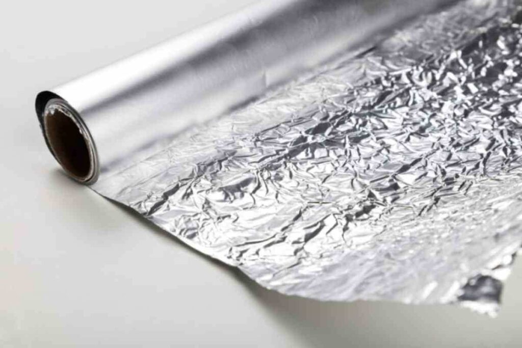 Utilizzato quotidianamente per conservare, proteggere e cuocere gli alimenti, rimane spesso circondato da dubbi sul corretto utilizzo