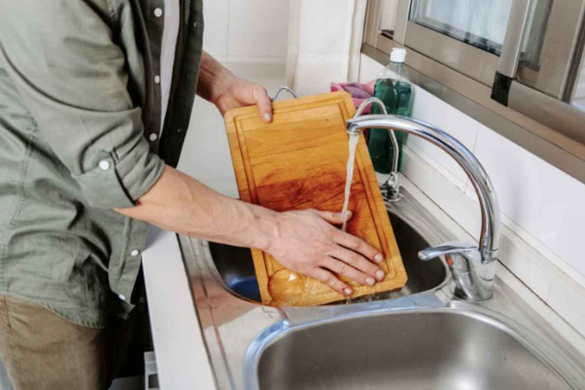 Per disinfettare in modo sicuro il tagliere di legno, gli specialisti della sicurezza alimentare suggeriscono l’impiego di una miscela a base di sale grosso