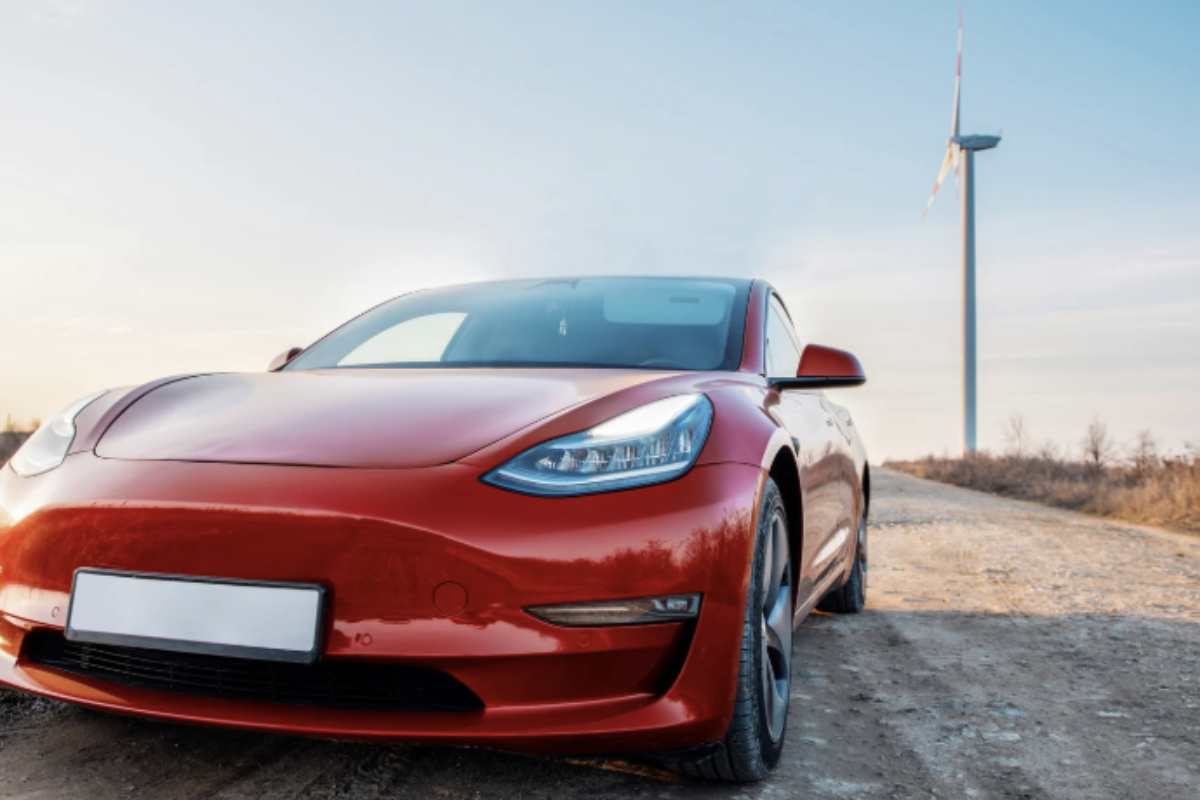 La combinazione di dati sulla sicurezza, cali nella fedeltà al marchio e le controversie attorno alla figura di Elon Musk segnalano un momento di riflessione per Tesla,