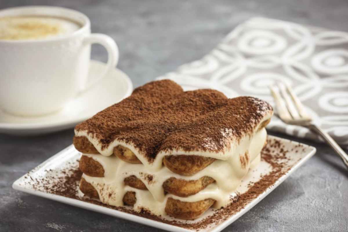 La forza del tiramisù risiede nella sua combinazione di semplicità e raffinatezza, che lo rende un dolce adatto a tutte le occasioni